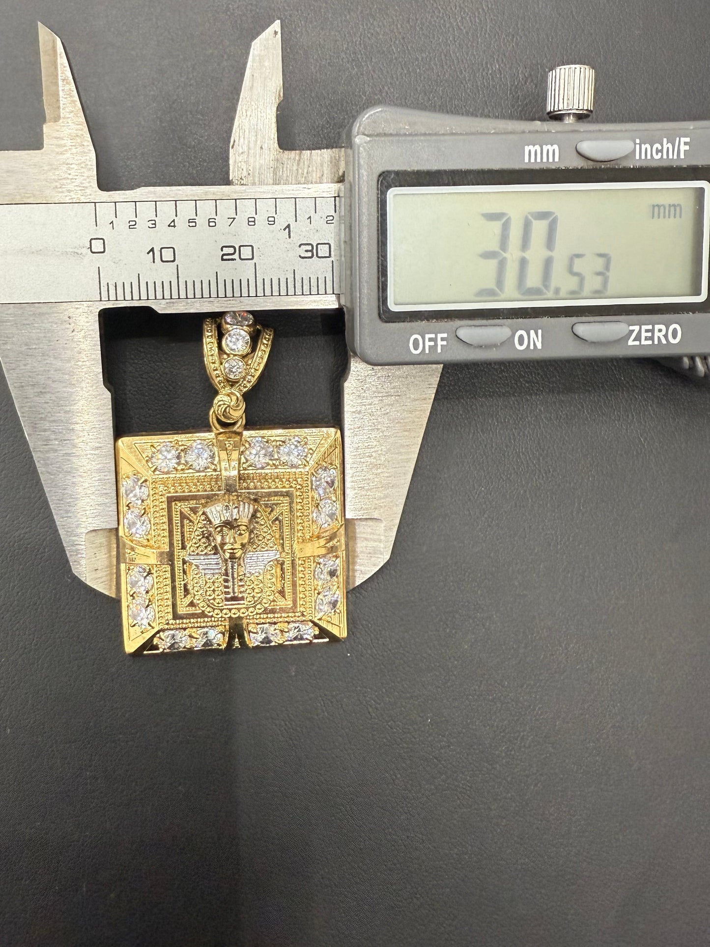 Gold 10k Medalla Faraón Cz